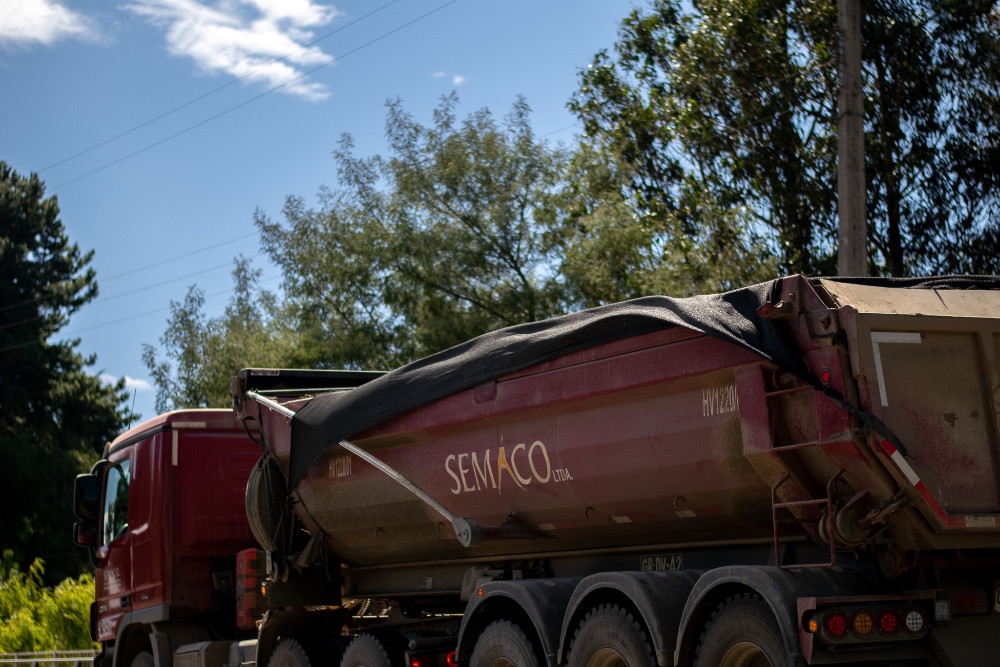 Camión Semaco como parte del apoyo logístico en faena